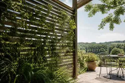 Slatted privacy screen with plants and airflow