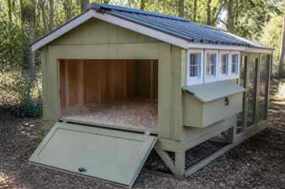 Chicken coop with wide clean-out access and fresh bedding